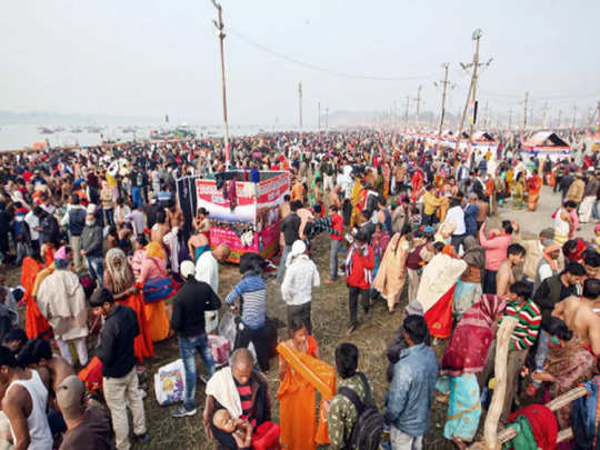 Prayagraj News: कड़ाके की ठंड के बीच मकर संक्रांति पर तीन लाख लोगों ने लगाई संगम में डुबकी 
