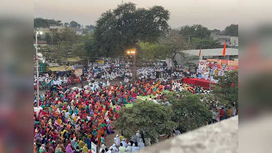 इंदुरीकर महाराजांच्या किर्तनाचा हजारोंची गर्दी; करोनाच्या नियमांना हरताळ