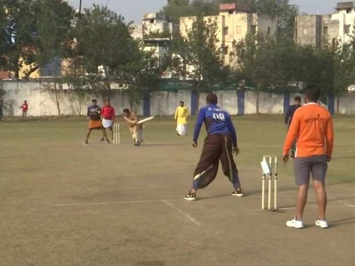धोतर-कुर्ता घालून क्रिकेटच्या मैदानात उतरले खेळाडू; संस्कृतमध्ये कॉमेंट्री
