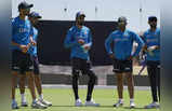 IND vs SA 1st ODI: नए कप्तान केएल राहुल को घेरकर खड़े थे खिलाड़ी, इस अंदाज में दिखे किंग कोहली