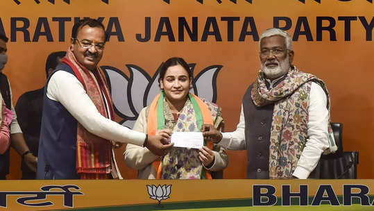 aparna yadav joins bjp : मुलायम सिंहांना झटका; सून अपर्णा यादवने केला भाजपमध्ये प्रवेश, म्हणाल्या...