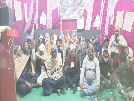 Ghazipur Election News: गहमर में ट्रेनों के ठहराव को लेकर पूर्व सैनिकों का आमरण अनशन, ऐसे जता रहे विरोध गांव के लोग 