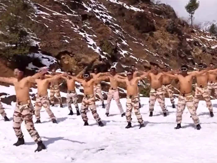 indian army jawans did workout without clothes on snowy hills ips shared video
