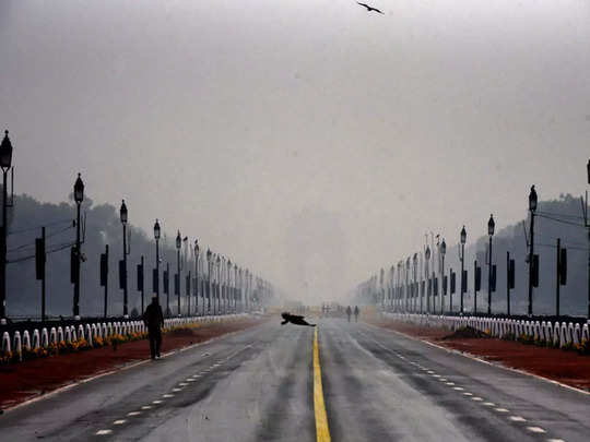 Delhi weather: दिल्ली में शुक्रवार को हो सकती है हल्की बारिश, आज औसत से कम रहा तापमान 