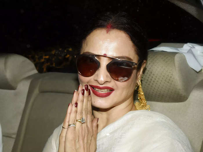 rekha way of styling her saree pallu for dabboo ratnani event when became the talk of the town