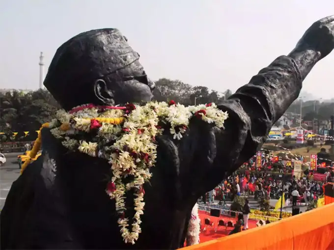 West Bengal Tableau on Netaji: नेताजी सुभाष चंद्र बोस: बंगाल की झांकी खारिज करने पर सवाल, अब नेताजी की मूर्ति से पीएम मोदी का ममता को जवाब: Days After Centre rejects Bengal