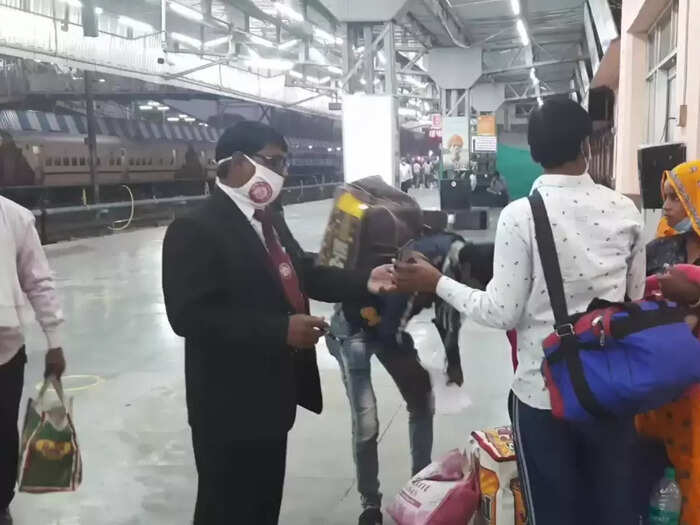 यूपी में बड़ा हादसा: मथुरा में दिल्ली-आगरा ट्रैक पर मालगाड़ी के 15 डिब्बे पटरी से उतरे, कई ट्रेनों का रूट बदला | Deshaj Times यूपी में बड़ा हादसा: मथुरा में दिल्ली-आगरा ट्रैक पर मालगाड़ी के 15 डिब्बे पटरी से उतरे, कई ट्रेनों का रूट बदला