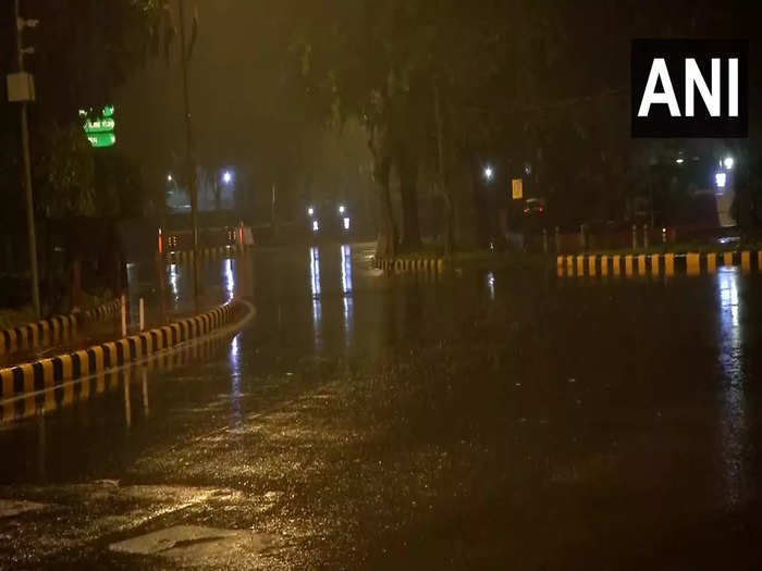 दिल्ली में बरसात का दृश्य