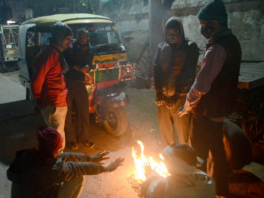 दिल्ली में बारिश के बाद सर्दी का सितम... पूरे दिन कंपकंपाते रहे लोग, जानें कब मिलेगी राहत 