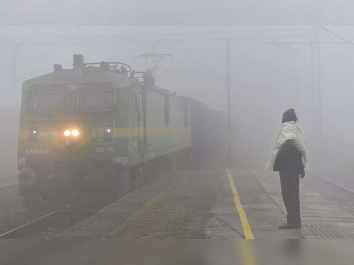 Before leaving home, check whether your train is canceled or not (File Photo)