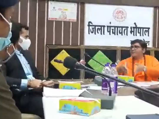 Bhopal MP Sadhvi Pragya News : मीटिंग में भोपाल कलेक्टर ने काट दी सांसद साध्वी प्रज्ञा की बात तो बोली कैसी बात कर रहे आप 