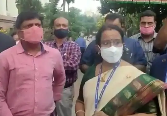 rbi tamil thai vazhthu controversy: தமிழ்த்தாய் வாழ்த்து பாடலை அவமதித்த  ரிசர்வ் வங்கி அதிகாரிகள்: வலுக்கும் கண்டனம்! - chennai reserve bank  officers insulted tamil thai valthu song ...