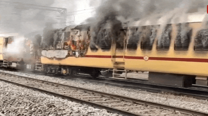 Gaya Video : रेल भर्ती उम्मीदवारों का गया में तांडव, ट्रेन को फूंका... देखिए वीडियो 