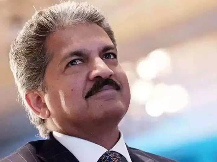 anand mahindra praises chennai-auto-driver-who-offers-luxury-gadgets-to-customers