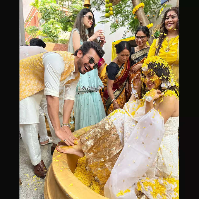 Arjun Bijlani touches Mouni Roy's feet in Turmeric Ceremony, the bride's  reaction is funny