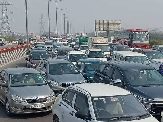 Noida-Delhi Elevated Road Jaam: थम गई नोएडा से दिल्‍ली जाने वाली लाइफलाइन...सड़क पर यूं लगा है जाम, कारों की लंबी कतार 