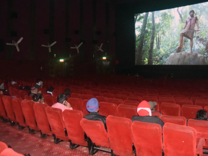 ​सिनेमा हॉल में दर्शकों ने बनाई सोशल डिस्टेंसिंग