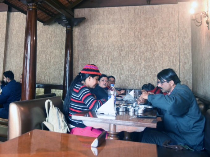 दिल्ली रेस्टोरेंट्स में लंच करते दिखे लोग