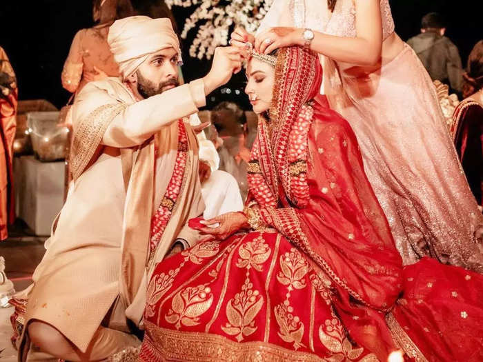 mouni roy becomes a stunning-bengali bride for her groom suraj nambiar and know about bengali wedding rituals