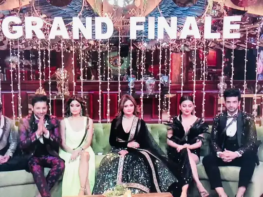 Bigg Boss 15 Grand Finale highlights: ट्विस्ट ने फिनाले को बनाया मजेदार, ये पल हमेशा रहेंगे याद - bigg boss 15 grand finale highlights shehnaaz gill emotional performance to winner moments that