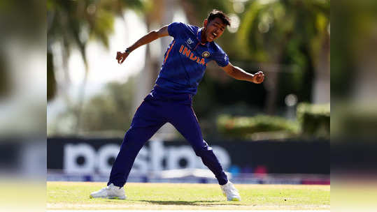 U-19 WC IND vs BAN: फलंदाजांच्या मनात धडकी भरवणारा कोण आहे रवी कुमार, पाहा बोल्डचा व्हिडिओ