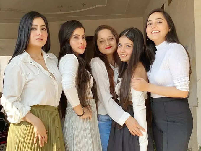 Urfi Javed sisters-Instagram/@_dollyjaved