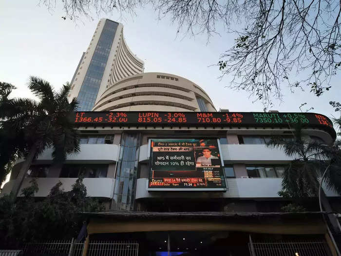 Stock Market Fall, BSE Sensex tumbles 770 pts; Nifty tests 17,500- बीएसई सेंसेक्स गुरुवार को 770 का गोता लगाकर 59,000 अंक के नीचे बंद हुआ। - Navbharat Times