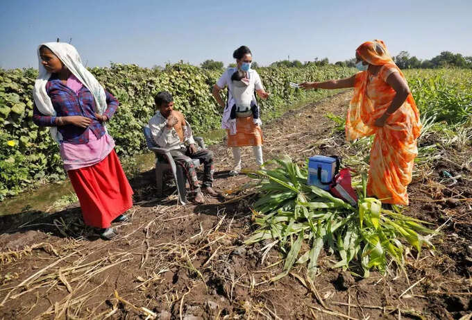 घर से लेकर खेत तक पहुंच जाती हैं वैक्सीन लगाने