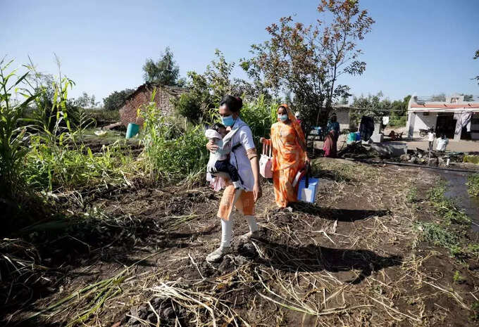 लोगों को समझाती हैं टीकाकरण का महत्व