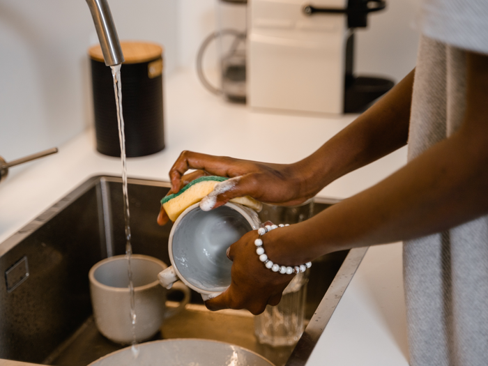 how to prevent hands from dryness while washing dishes