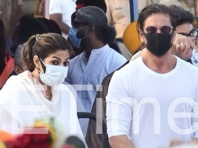 Shah Rukh Khan at Lata Mangeshkar funeral