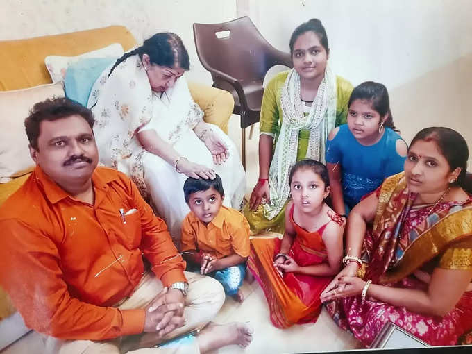 Mahesh Rathod with Lata Mangeshkar and family