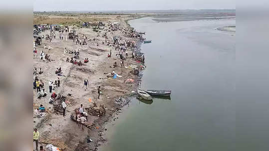 Floating Bodies In Ganga: करोनाच्या दुसऱ्या लाटेत गंगेत किती मृतदेह फेकले?; केंद्राने दिले 'हे' उत्तर