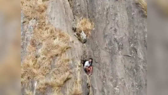 youth trapped in a steep gorge : थरारक घटना! दोन दिवसांपासून दरीत अडकला होता २० वर्षांचा युवक, अखेर...