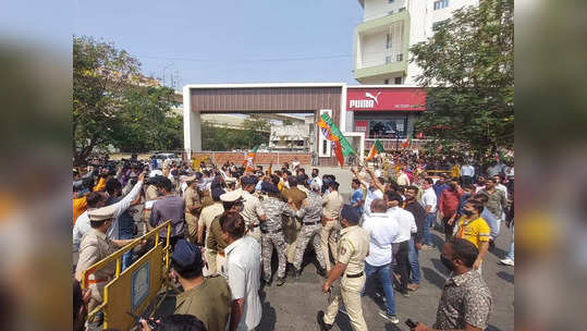 नागपूरमध्ये काँग्रेस आणि भाजप कार्यकर्ते भिडले; नितीन गडकरींच्या घरासमोर घोषणाबाजी