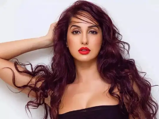 पतली स्ट्रैप की किनारे से कटी ड्रेस पहन नोरा ने दिखाए टोन्ड लेग्स