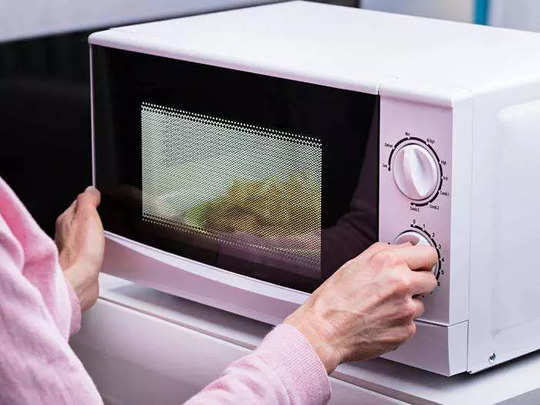 ஆட்டோமேட்டிக் குக்கிங் ஆப்ஷன்கள் கொண்ட solo microwave oven. 