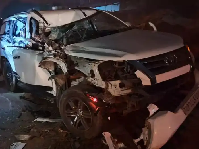 Maharajganj: सड़क हादसे में बाल-बाल बचे केंद्रीय वित्त राज्य मंत्री के इकलौते बेटे, गन्ना लदी गाड़ी में लड़ी फॉर्च्यूनर