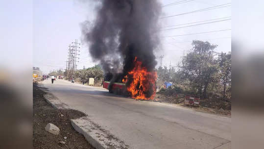 nmmt bus caught fire: बॅटरीने पेट घेतला, बघता बघता एनएमएमटीची बस जुळून खाक