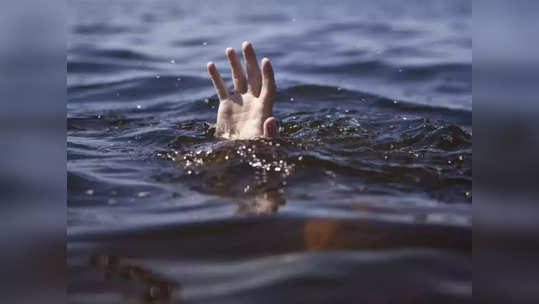 two young men drowned in a lake मुंबई: चारकोप तलावात दोघे बुडाले, एकाला वाचविण्यात यश