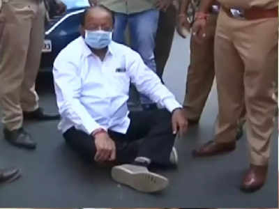 Congress agitation: पोलिसांनी सागर बंगल्यावर जाण्यापासून रोखलं, भाजपचे खासदार रस्त्यावरच ठाण मांडून बसले 