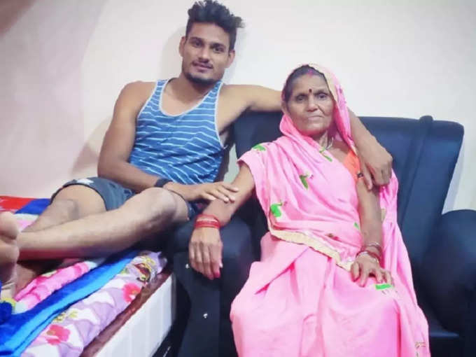kuldeep sen with mother