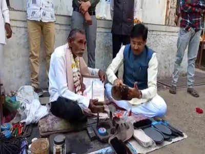 Ravidas Jayanti: बीजेपी सांसद ने मोची का जूता पॉलिश किया, वीडियो हुआ वायरल