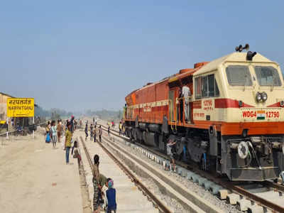 Bihar News : 14 साल बाद बिहार में अचानक स्टेशन पर पहुंच गया ट्रेन का इंजन, मची सेल्फी लेने की होड़ 