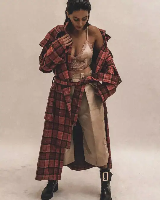 टू हॉट टू हैंडल लुक