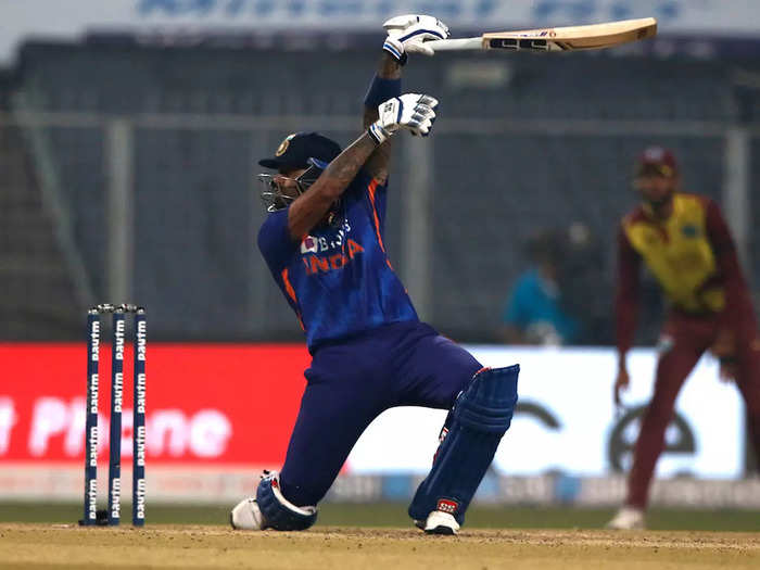 Suryakumar Yadav ne west indies ke gendjajon ki li jamkar khabar; Suryakumar Yadav Fifty: सूर्यकुमार ने विंडीज के गेंदबाजों का सिर्फ छक्के से किया हिसाब, 200+ के स्ट्राइक रेट से यूं ...