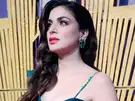 गहरे गले की ड्रेस पहन श्रद्धा आर्या ने दिखाई पतली कमर