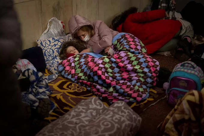 दिन-रात जाग रही हैं यूक्रेन की मांएं