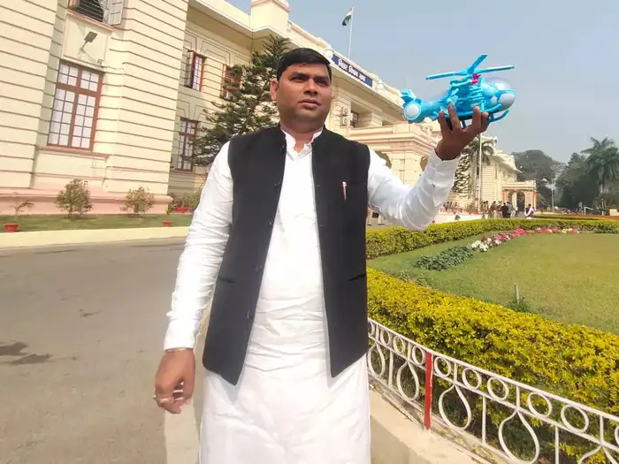 bihar vidhan sabha budget session 2022: बिहार विधानसभा में हेलिकॉप्टर लेकर  क्यों पहुंचे RJD विधायक मुकेश रौशन? bihar vidhan sabha budget session 2022  me helicopter lekar pahuceh RJD MLA Mukesh ...