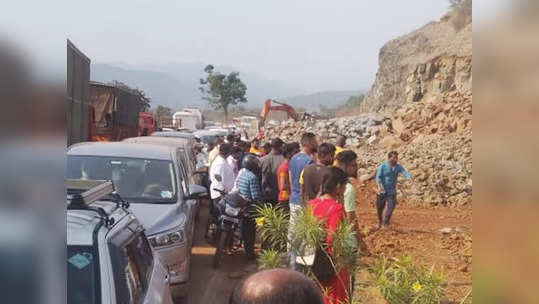 Mumbai-Goa Highway Landslide : रत्नागिरीत भोस्ते घाटात दरड कोसळली; मुंबई-गोवा महामार्गावरील वाहतुकीवर परिणाम